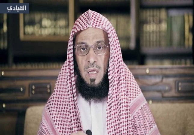 فيديو وصور: كدمات تغطي جسم الداعية عائض القرني بعد محاولة اغتياله